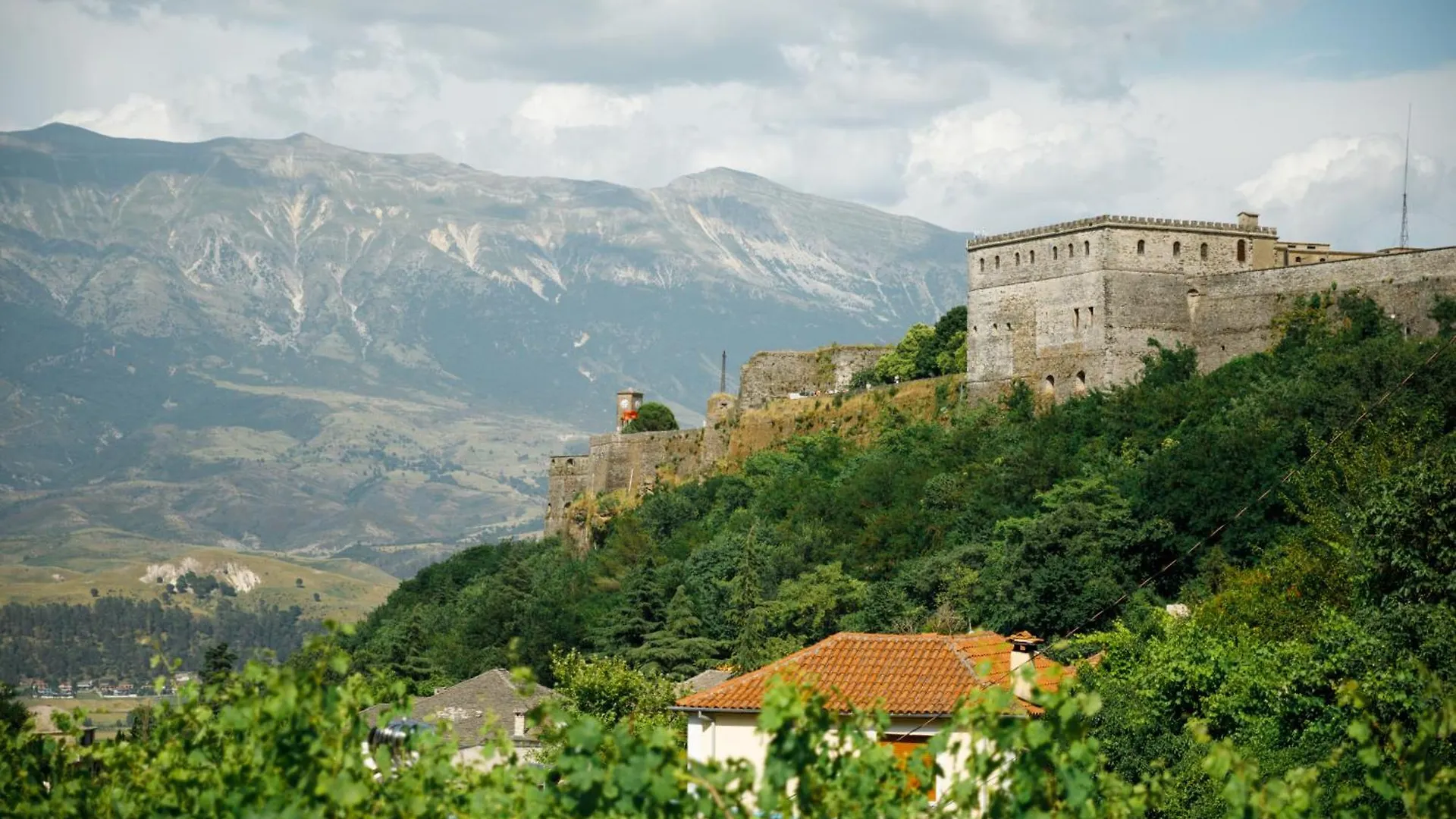 Latifi Guesthouse Gjirokaster 0*,  Albania